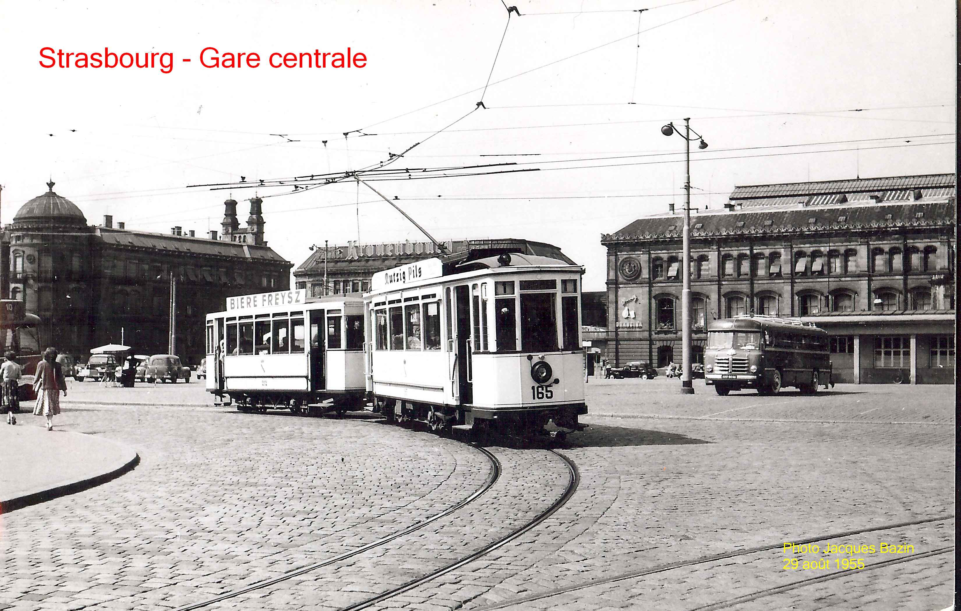 La motrice n° 165 et une remorque, Place de la Gare.