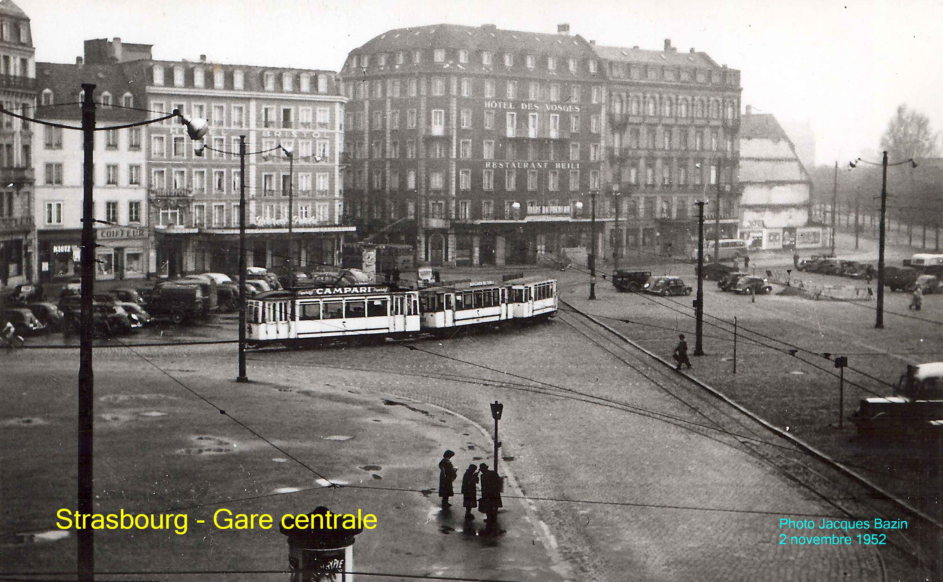 Une motrice et deux remorques quittent la Place de la Gare.