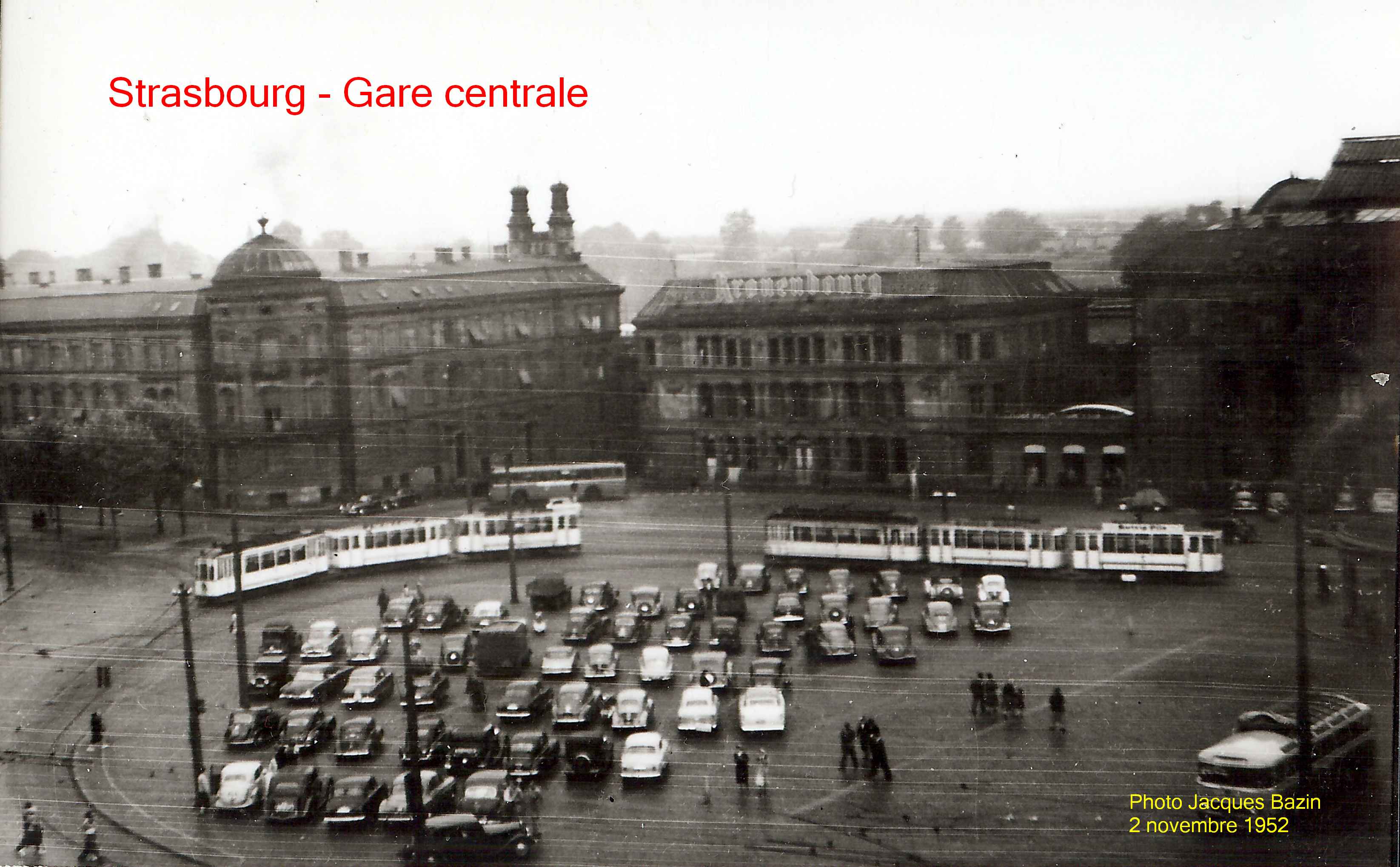 Concentration de trams devant la gare centrale.