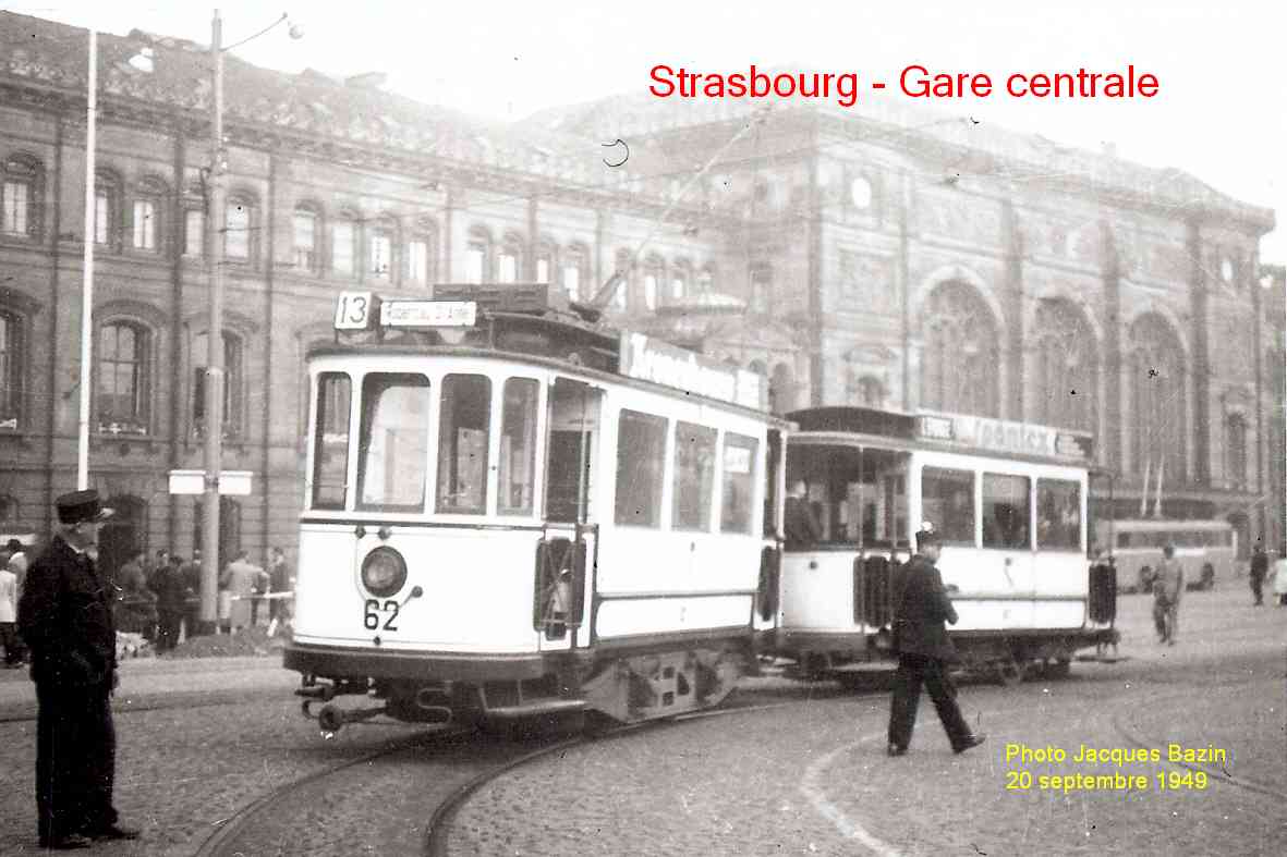 La motrice n° 62 et une remorque, Place de la Gare.