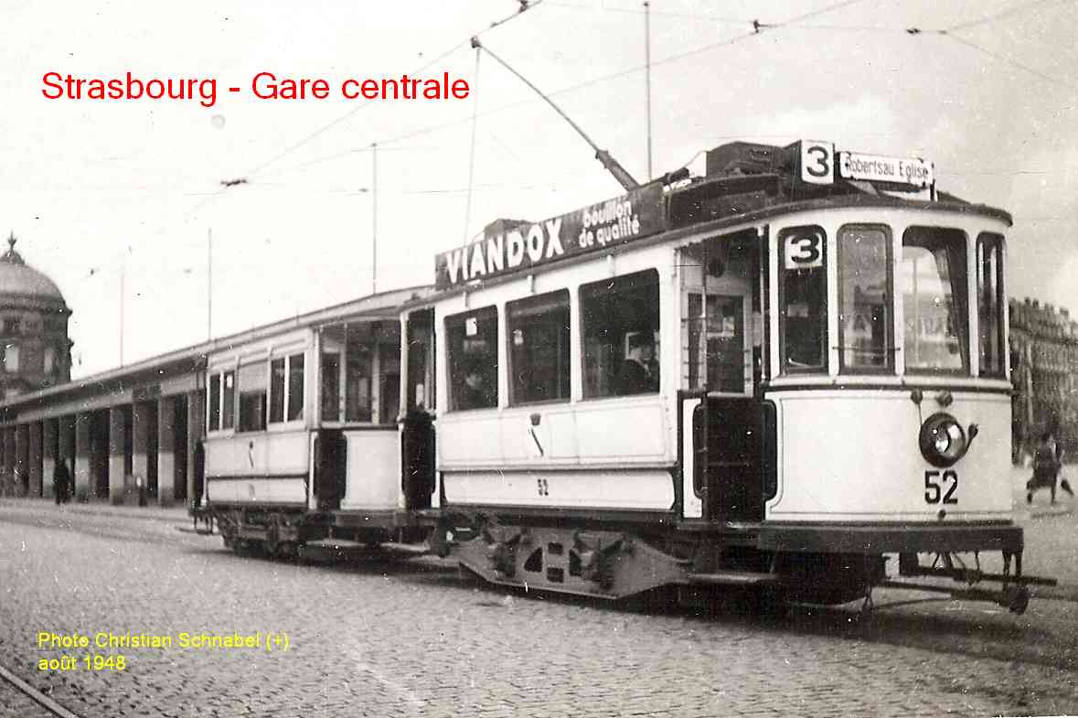 La motrice n° 52 et une remorque, Place de la Gare.