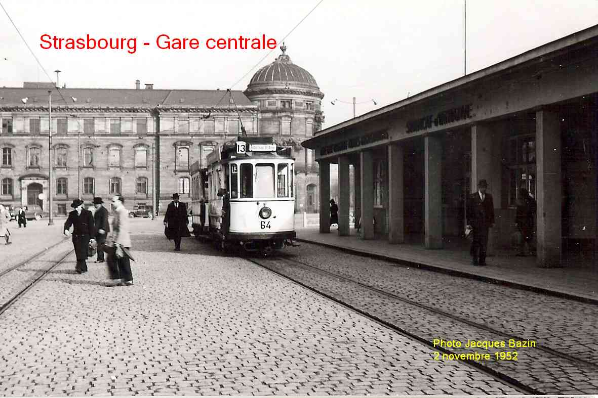La motrrice 64 et une remorque en attente de départ Place de la Gare.