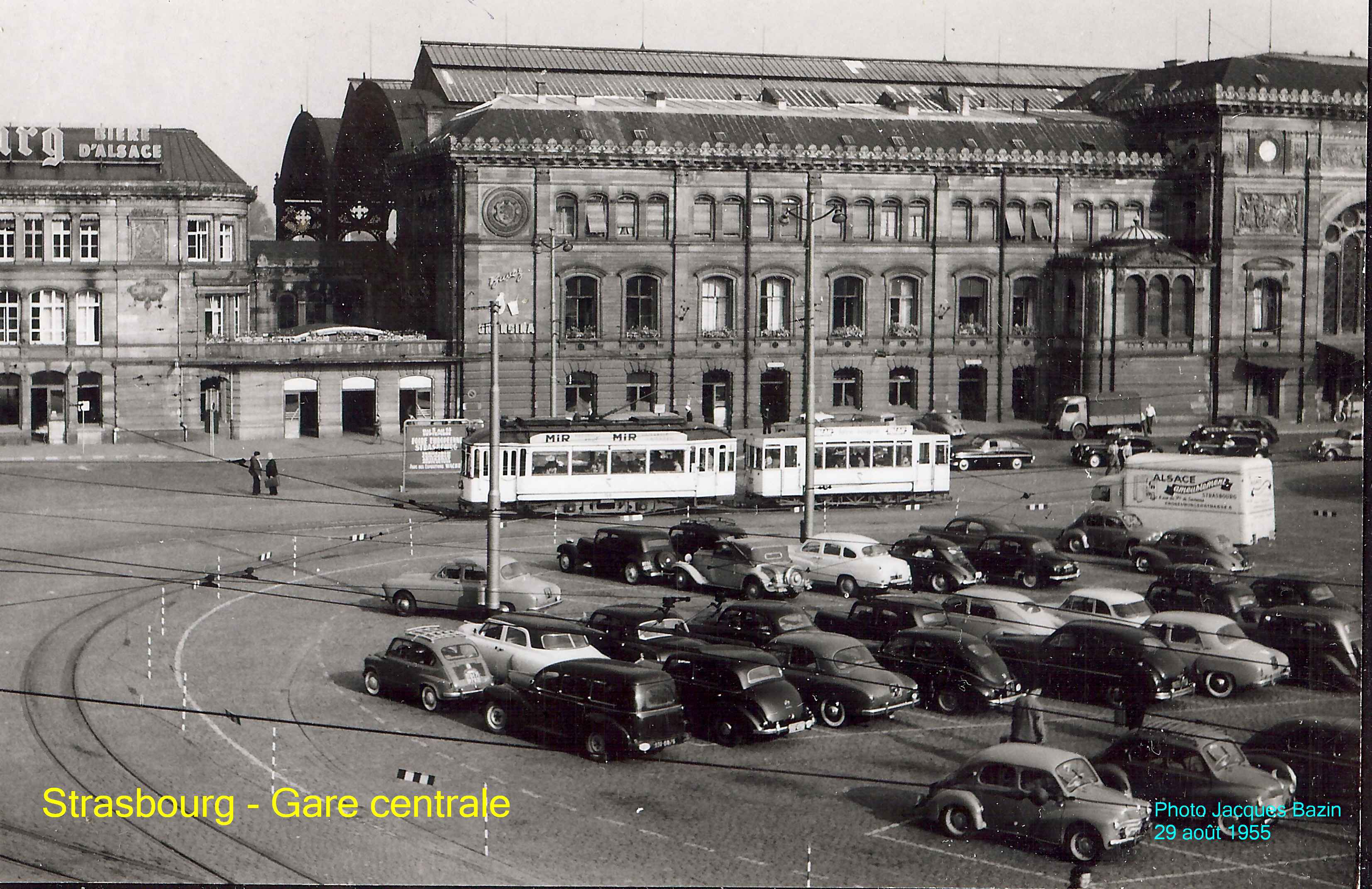 Une motrice et sa remorque Place de la Gare.