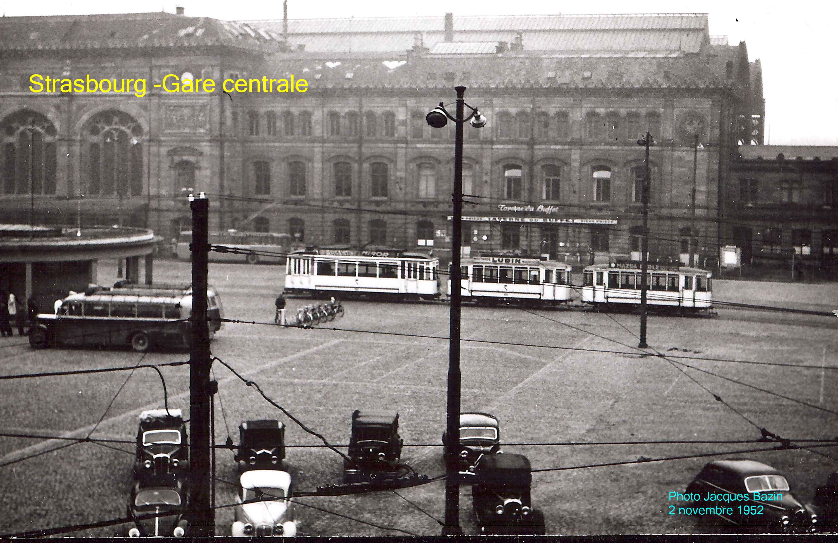 Une rame composée d'une motrice et de deux remoques Place de la Gare.