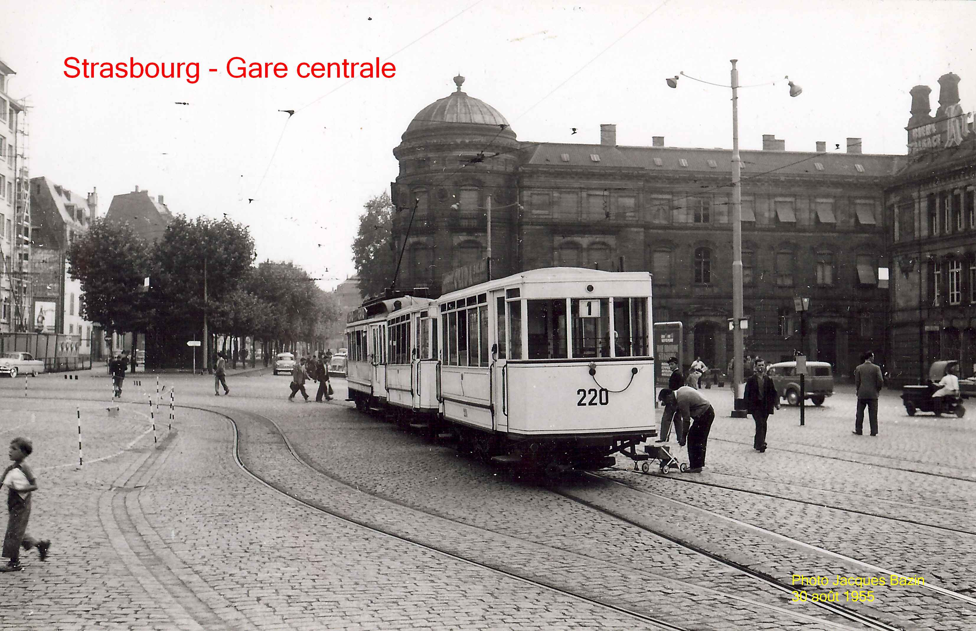 Une rame composée d'une motrice et de deux remoques Place de la Gare.