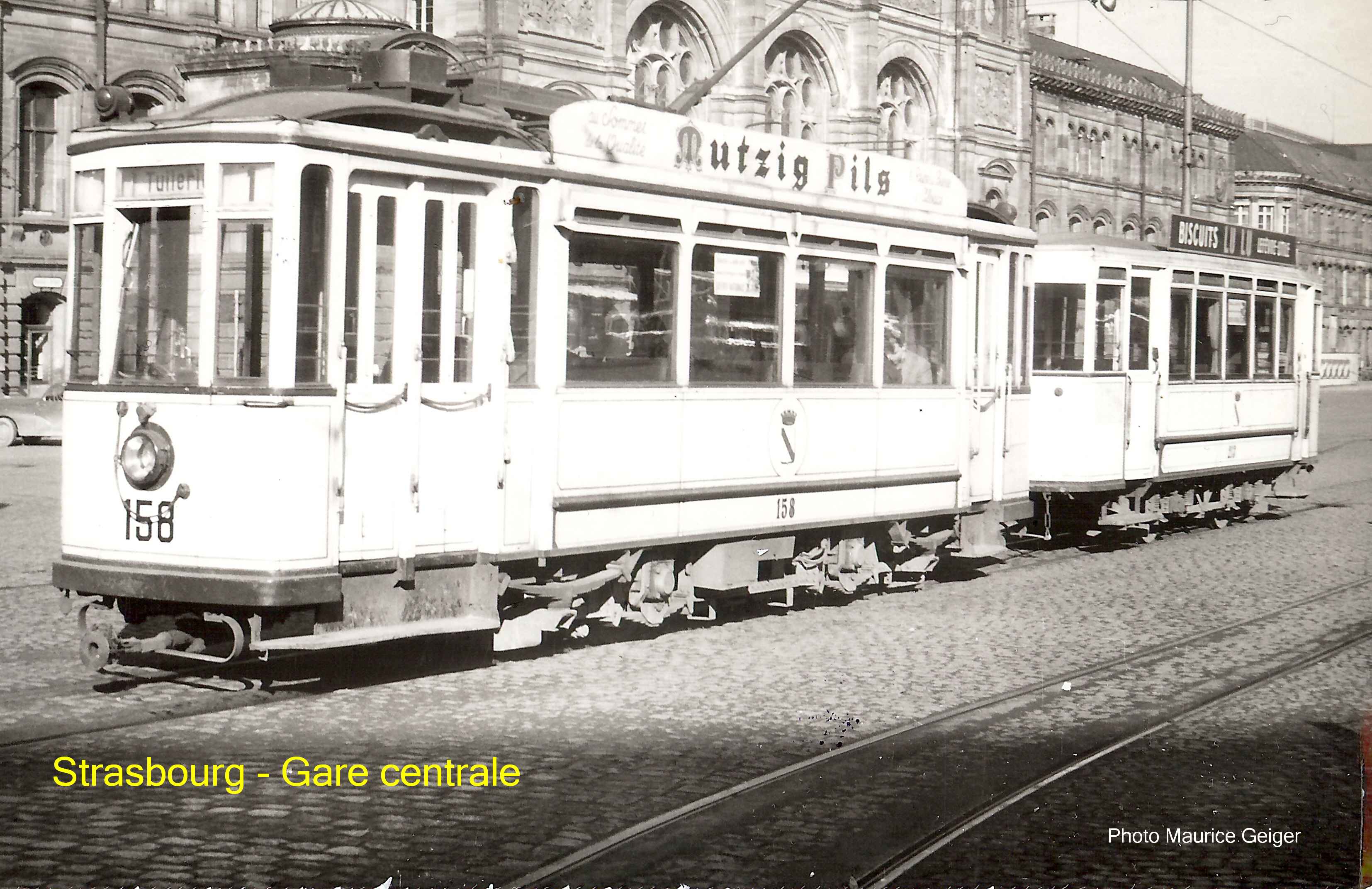 La motrrice 158 et une remorque en attente de départ Place de la Gare.