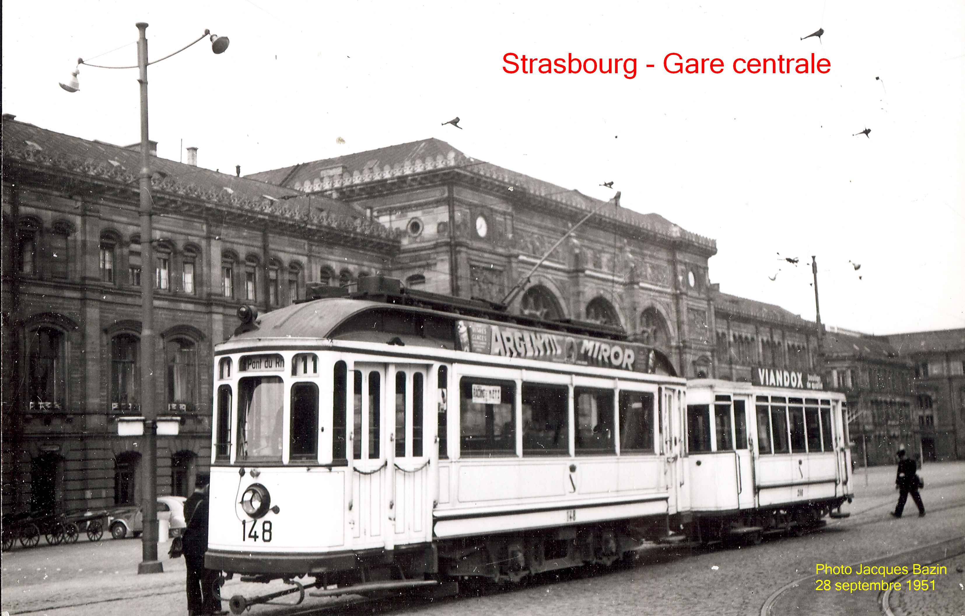La motrrice 148 et une remorque en attente de départ Place de la Gare.