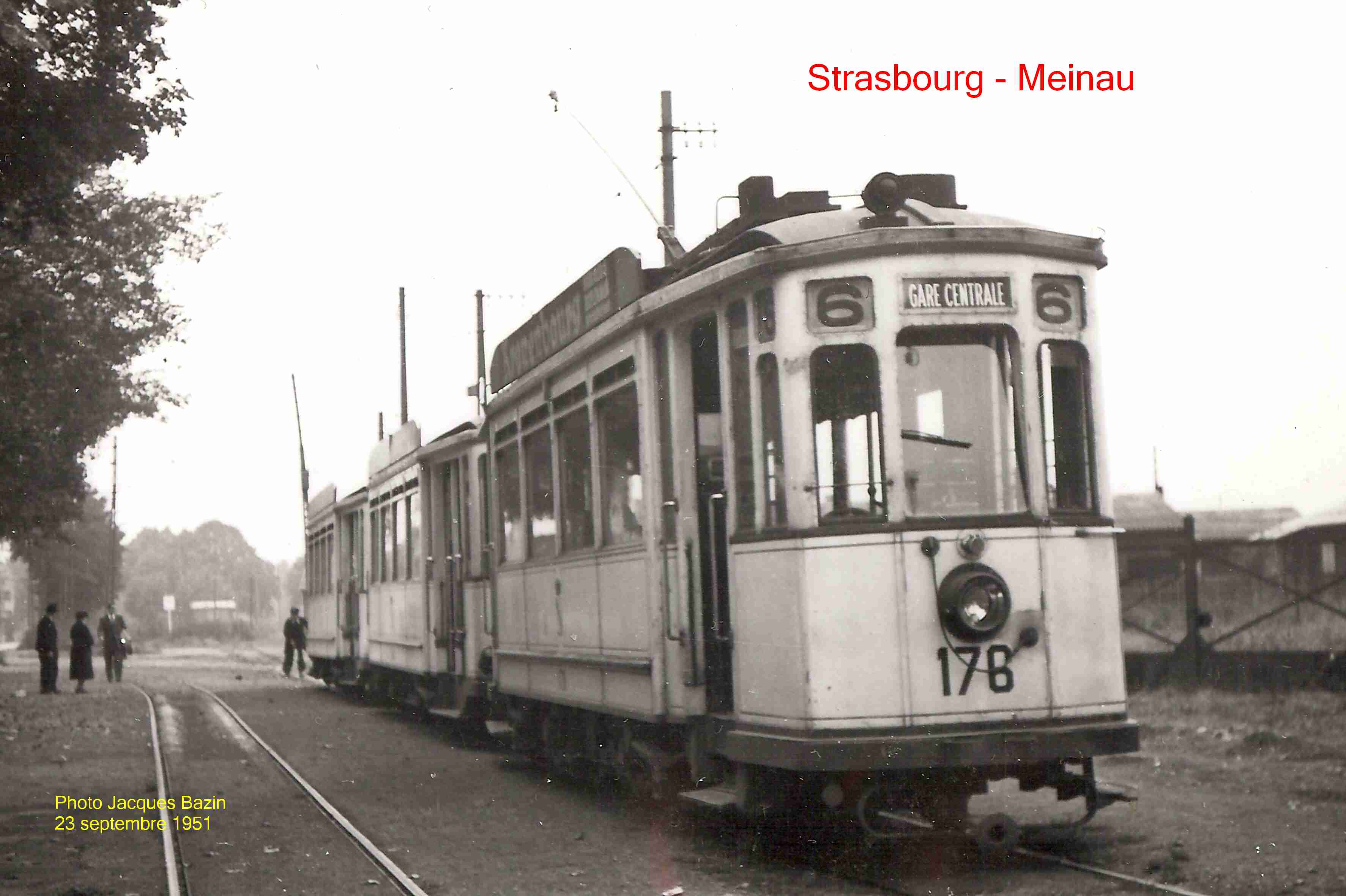 La motrice n� 176 et ses deux remorques dans la Quartier de la Meinau.