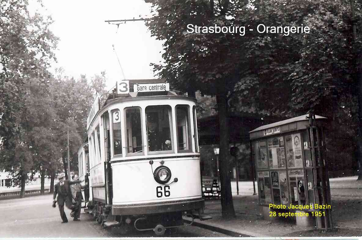 La motrice n� 66 et une remorque devant le parc de l'Orangerie.