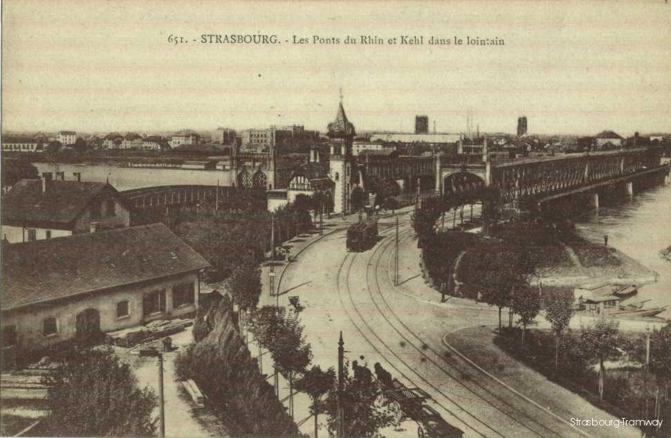 Un tram dans sa couleur verte vient de franchir le Pont sur le Rhin.
