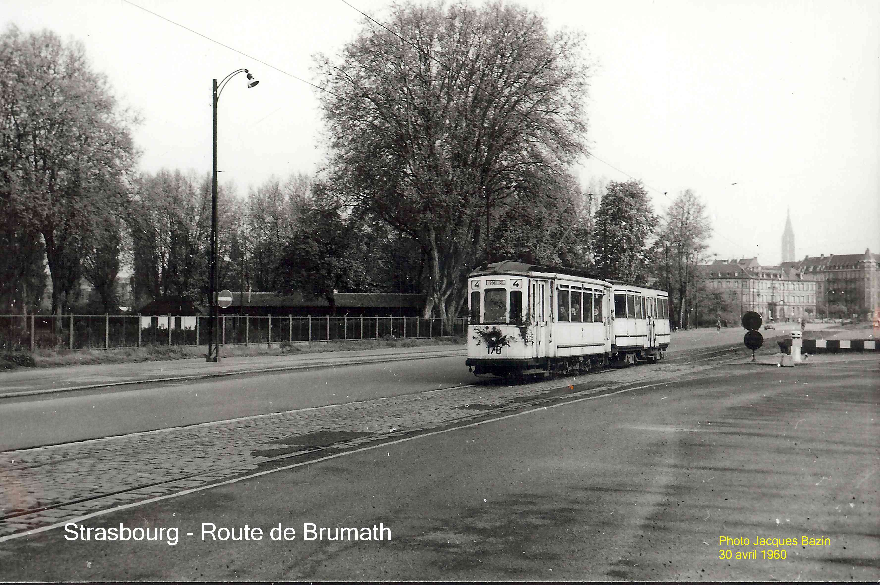 La motrice n° 170 et une remorque à la limite entre la Place de Haguenau et Schiltigheim.