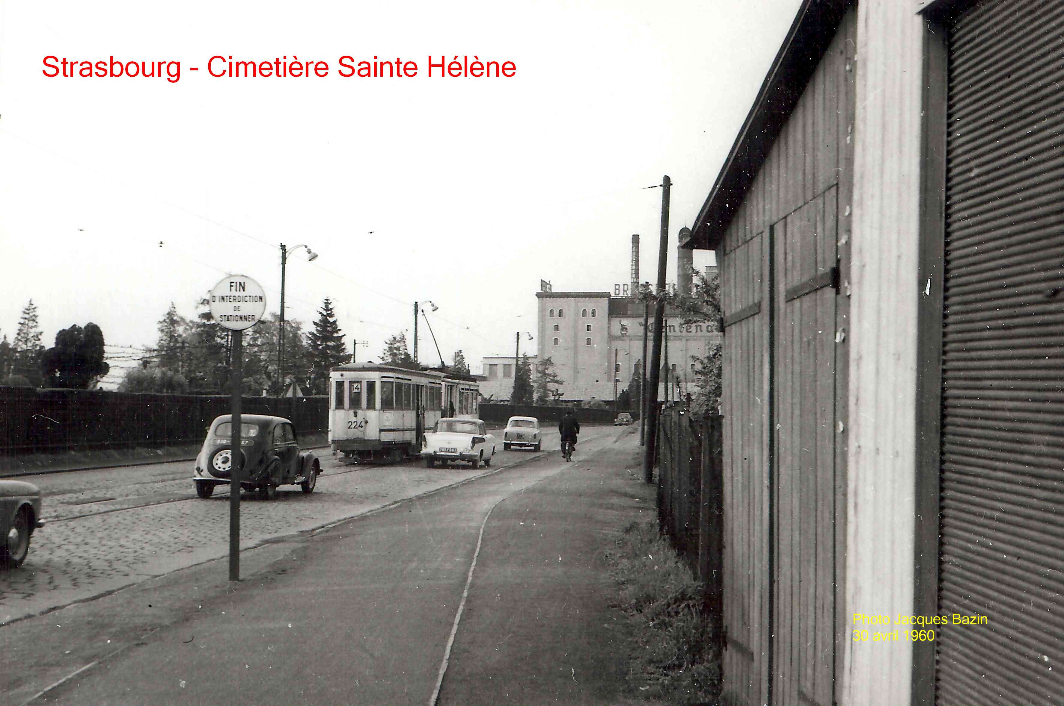 Une motrice et une remorque de la ligne 14 devant le cimetière Sainte-Héléne à Schiltigheim.