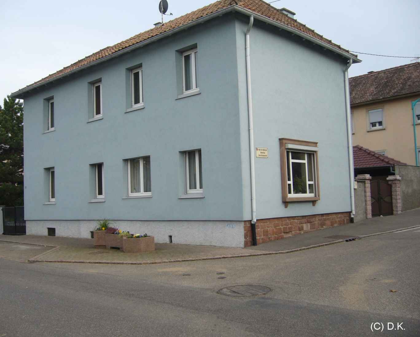 L�ancienne station de Stuzheim sur�lev�e et agrandie en maison d�habitation. On voit encore le soubassement en gr�s et les soupiraux.