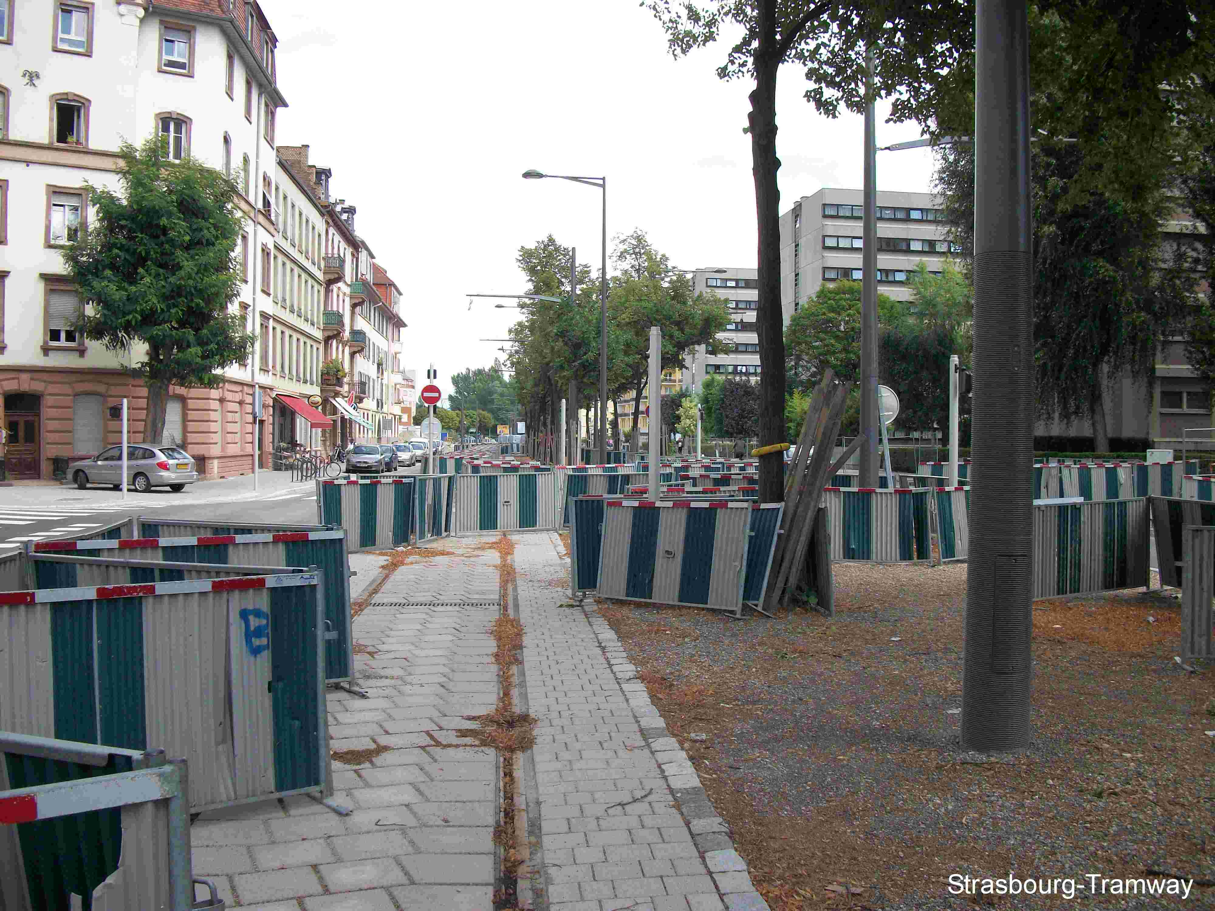 La Rue Vauban le 30/07/2010. La voie est prête, les poteaux caténaires sont présents, il ne manque plus que la caténaire.