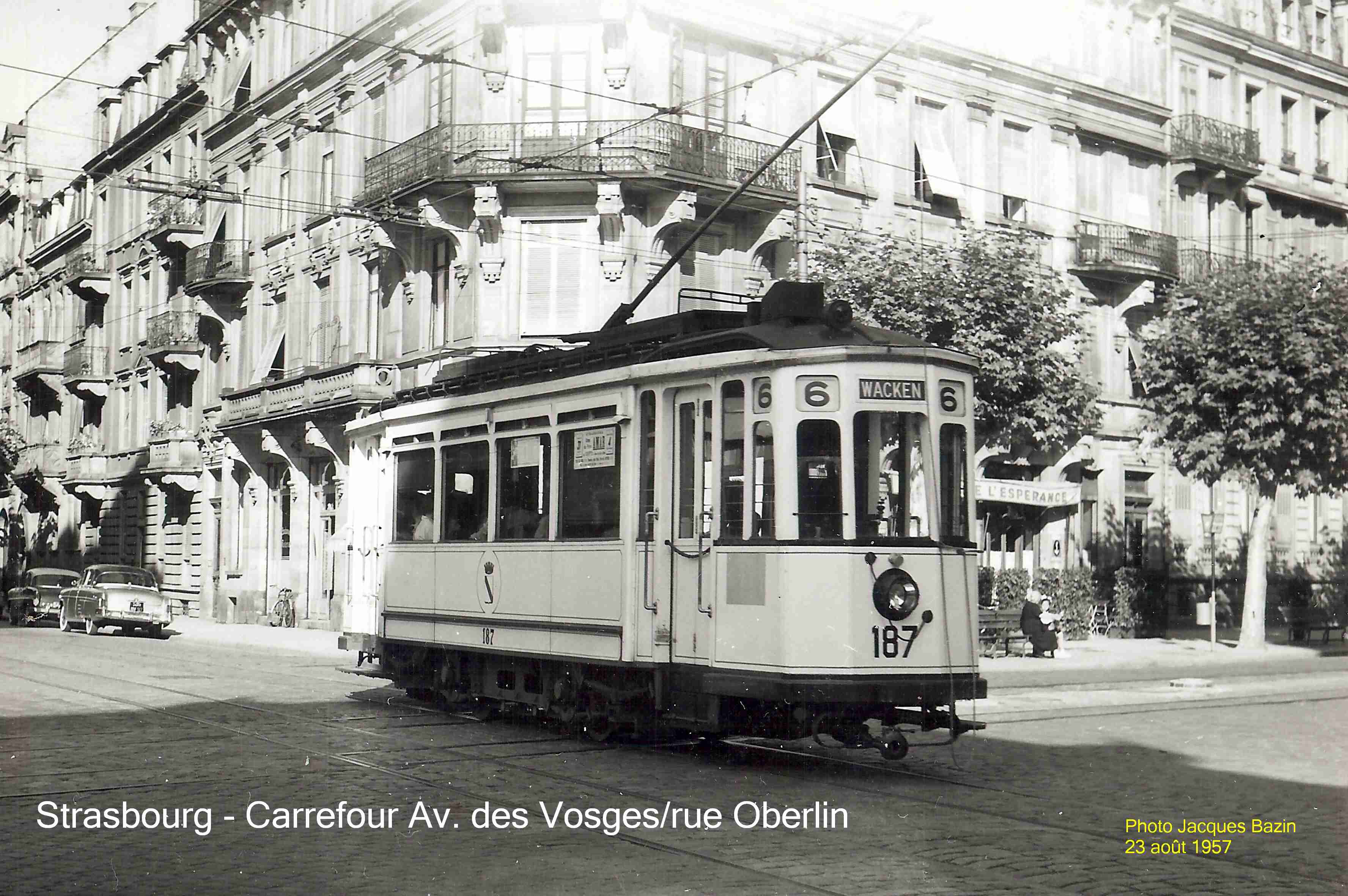 La motrice n� 187 au carrefour de la Rue Oberlin et de l'Avenue des Vosges, se dirige vers le centre ville.