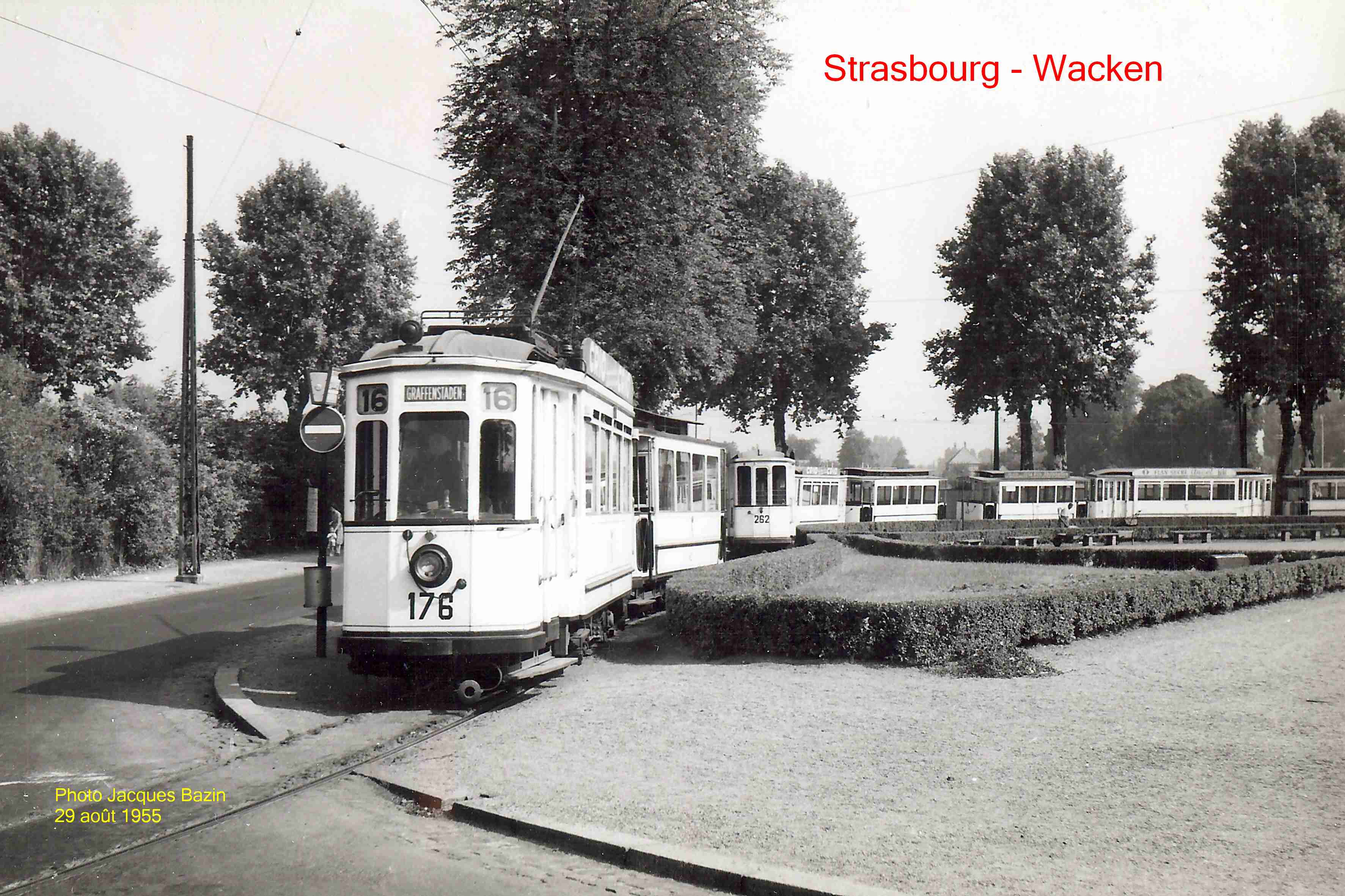 La motrice n� 176 et sa remorque, Place du Wacken.