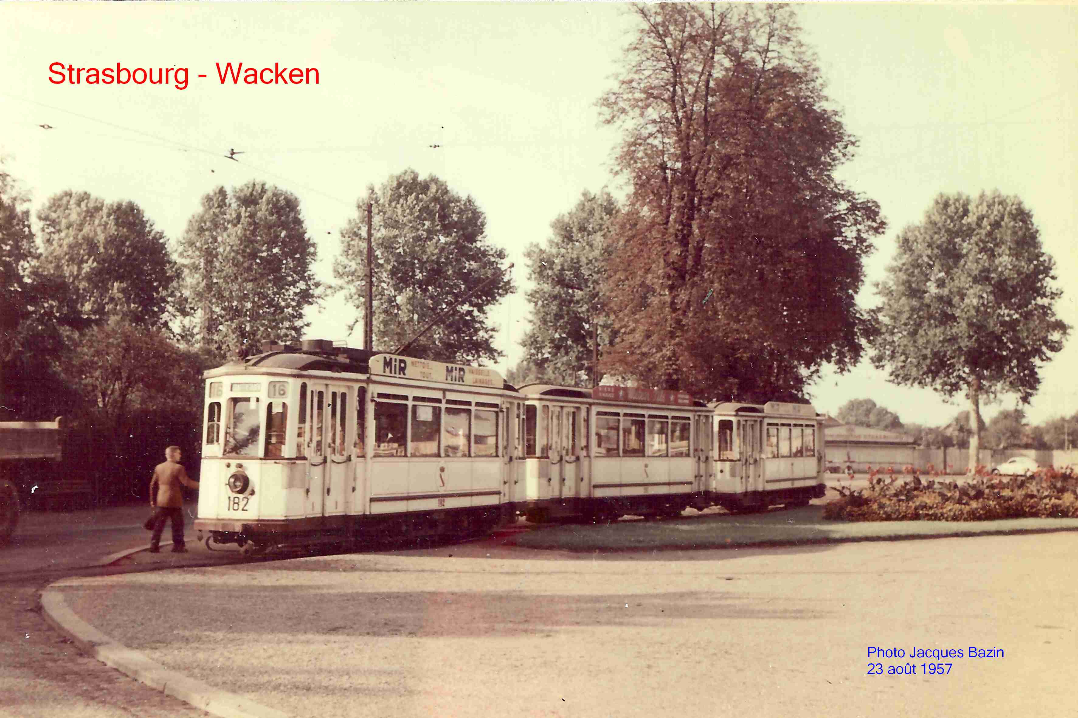 La motrice n� 182 et deux remorques au terminus du Wacken.