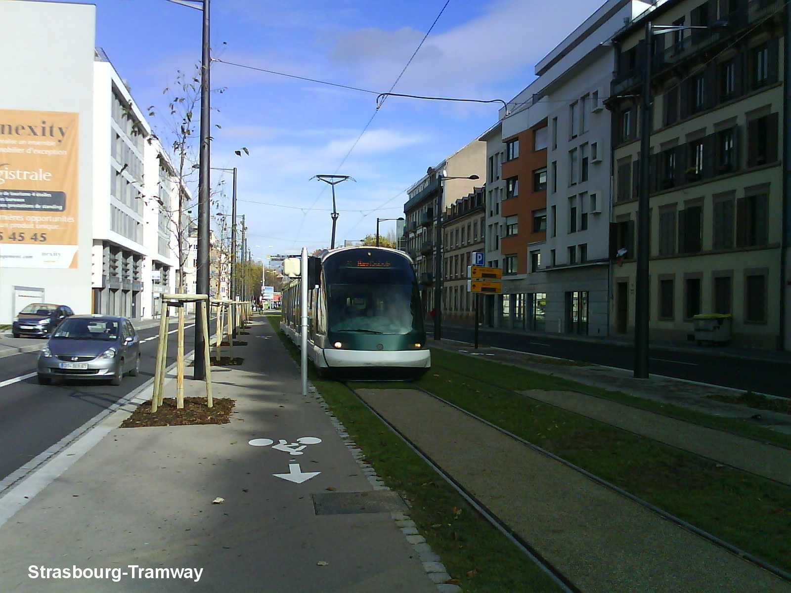 Un Eurotram en attente devant le signal de protection des aiguilles, Boulevard Wilson.